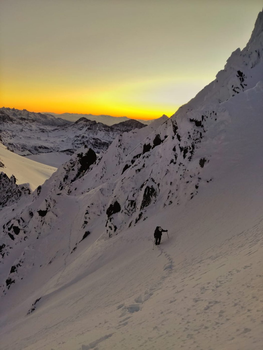 Ascenso al amanecer por una ladera nevada