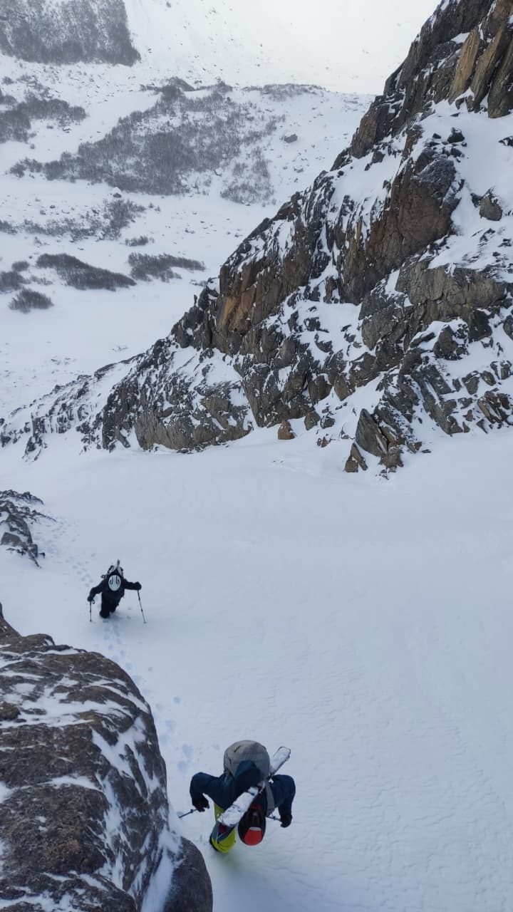 Cordada subiendo una canaleta