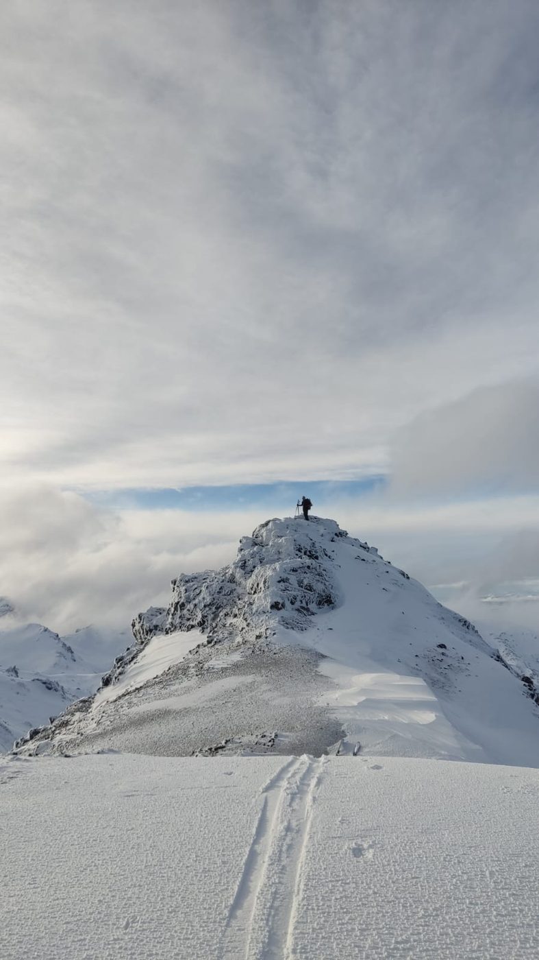 Huella de esquí hacia una cumbre