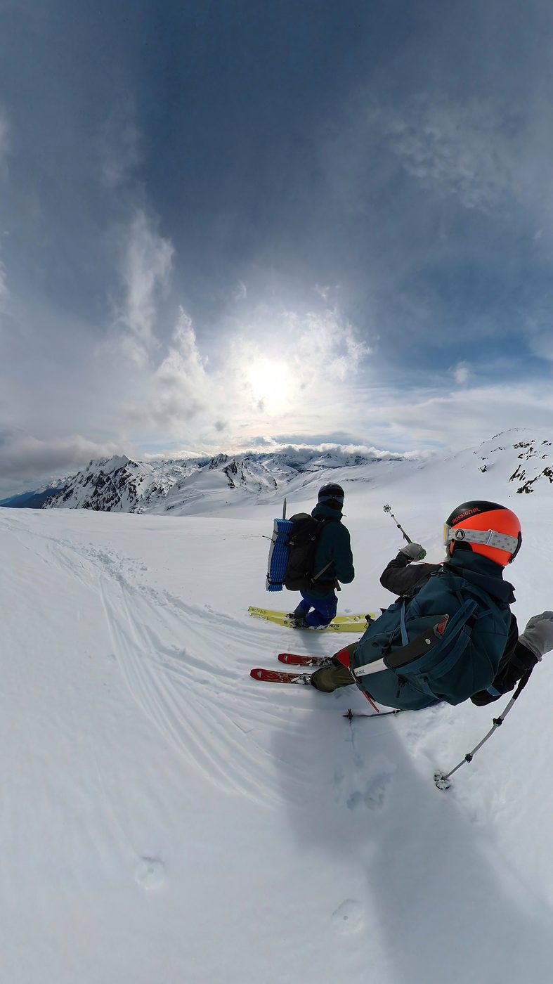Descenso en esquí con nieve polvo