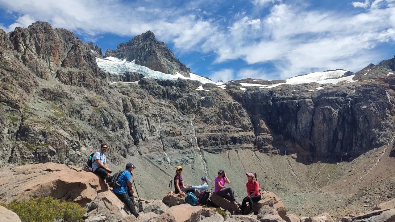 Grupo frente a la laguna del Cerro Cónico