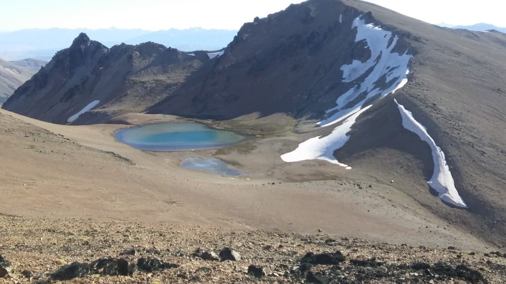 Laguna 3 Colores bajo un filo con nieve