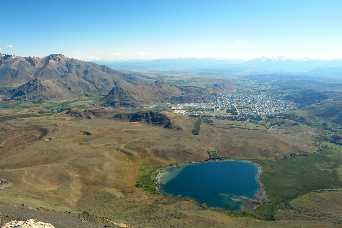 Vista de Esquel y una laguna desde el Cordón Esquel