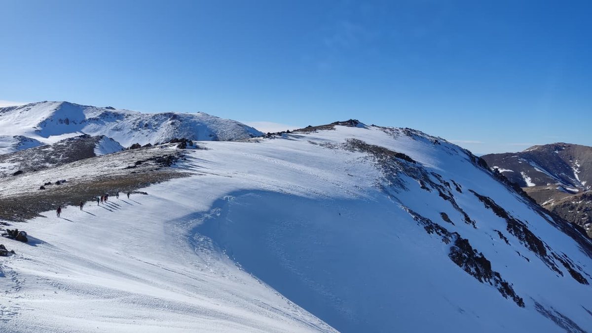 Grupo subiendo por el filo nevado del Cerro Carbón
