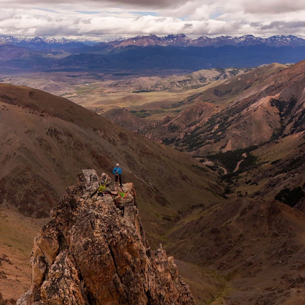 Montañista sobre una aguja de roca en el Cerro 21