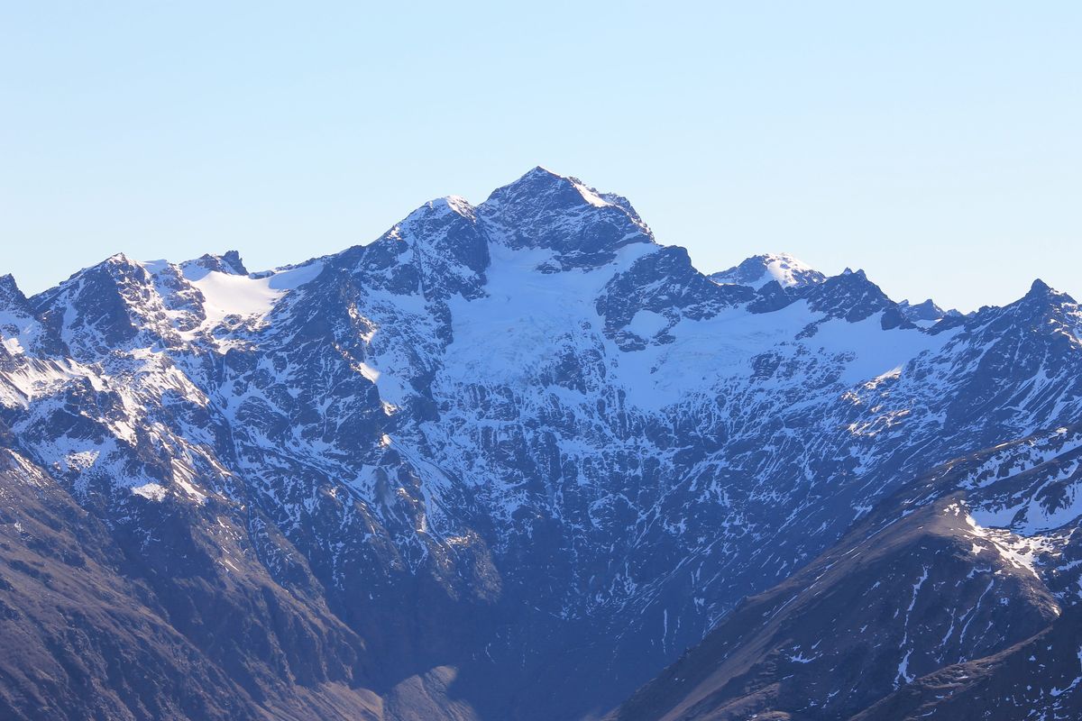Cordillera nevada en el Parque Nacional Los Alerces