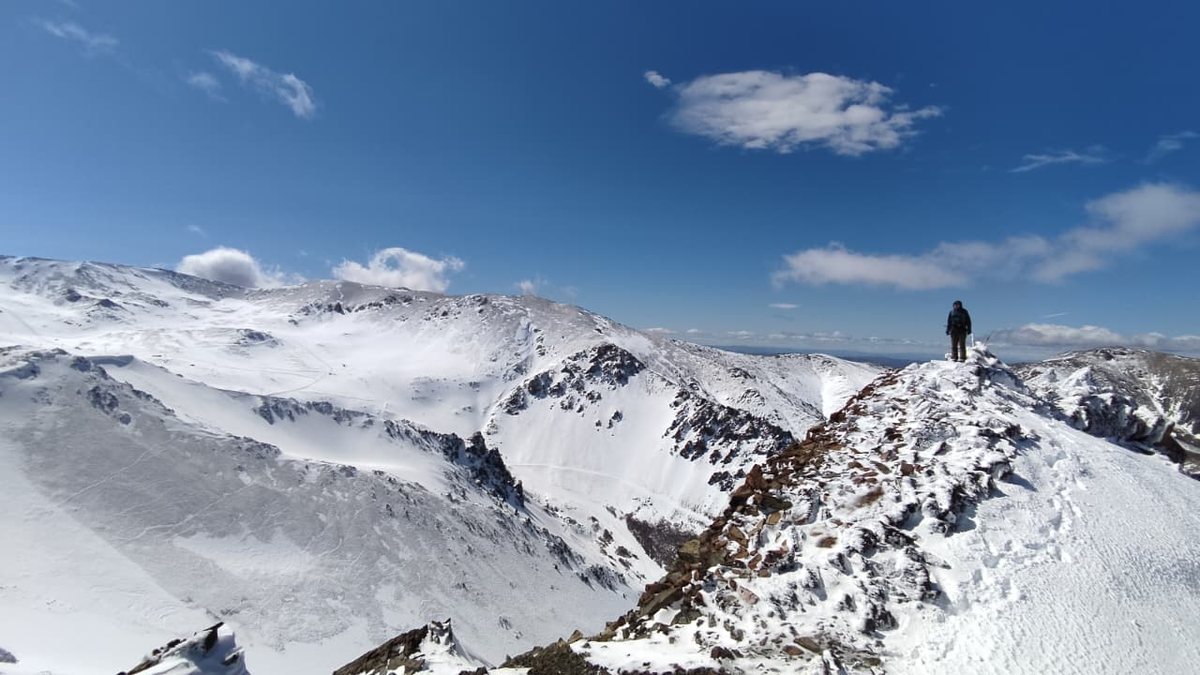 Montañista en un filo nevado del circo de La Hoya