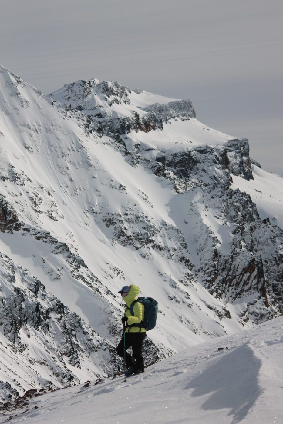 Montañista en una ladera nevada del Monte Bianco