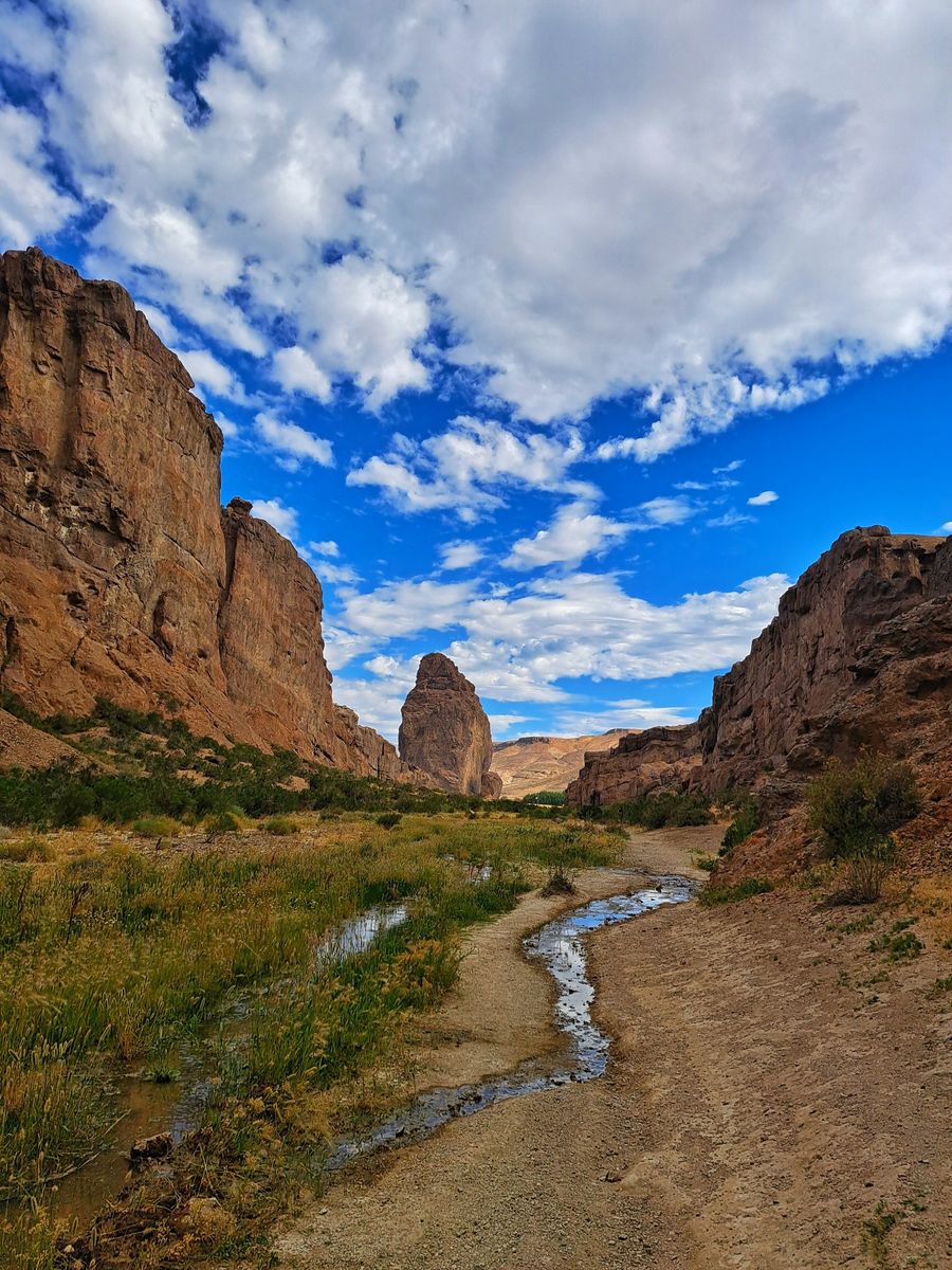Cañadón de paredes rojizas en Piedra Parada
