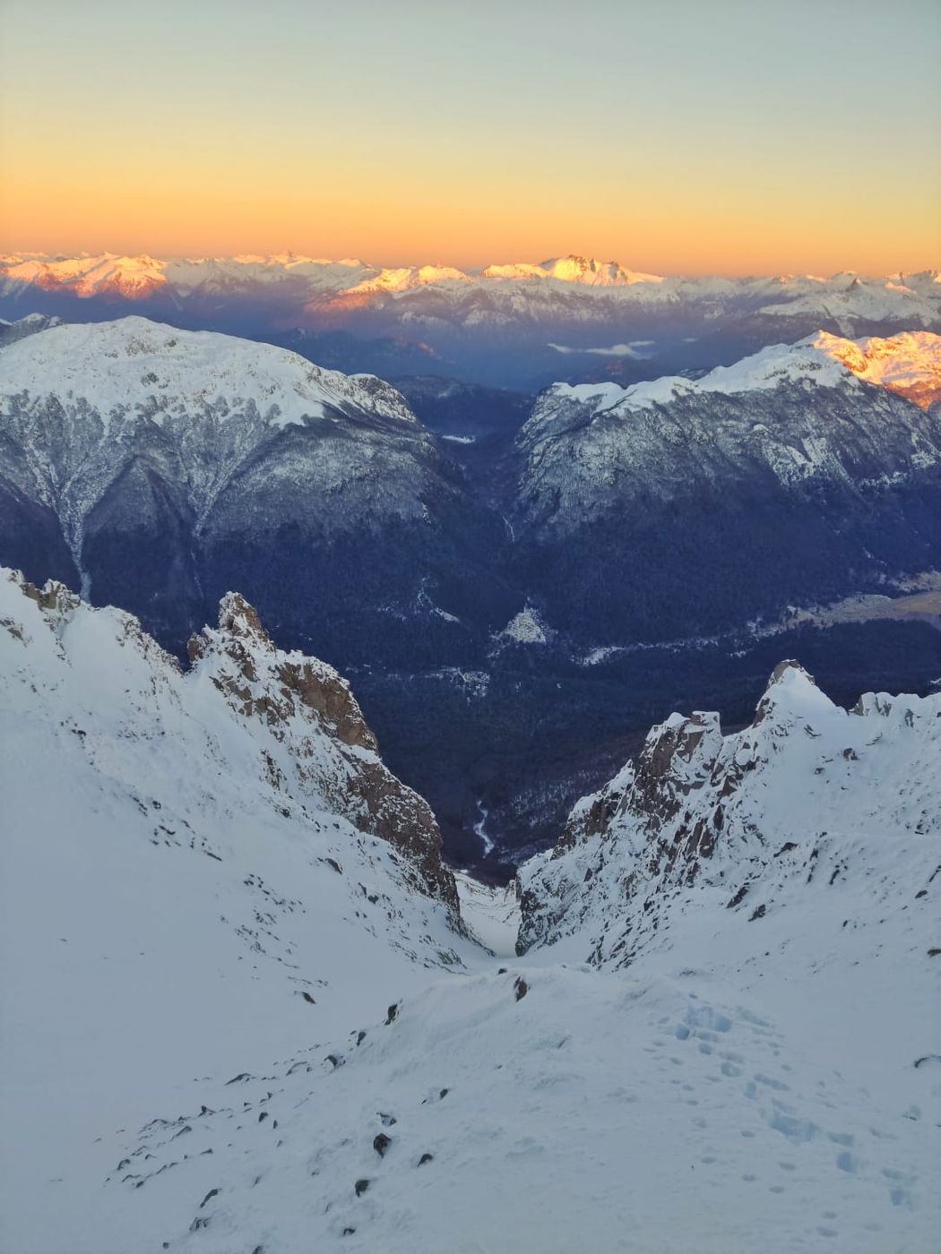 Atardecer sobre la cordillera nevada