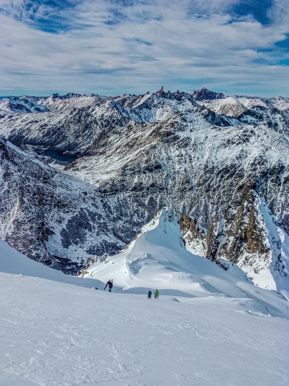Grupo subiendo un glaciar