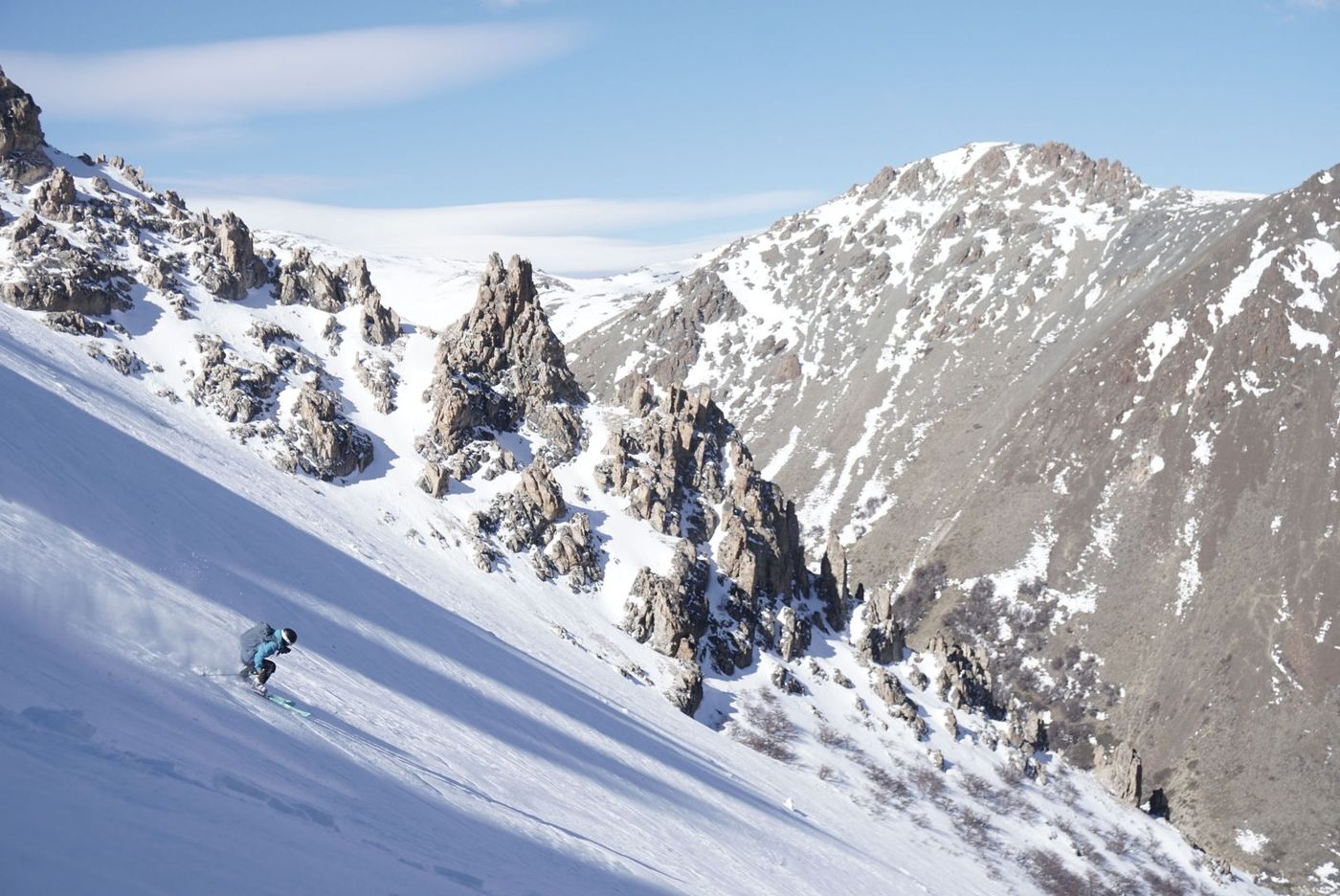 Esquí de travesía en nieve virgen
