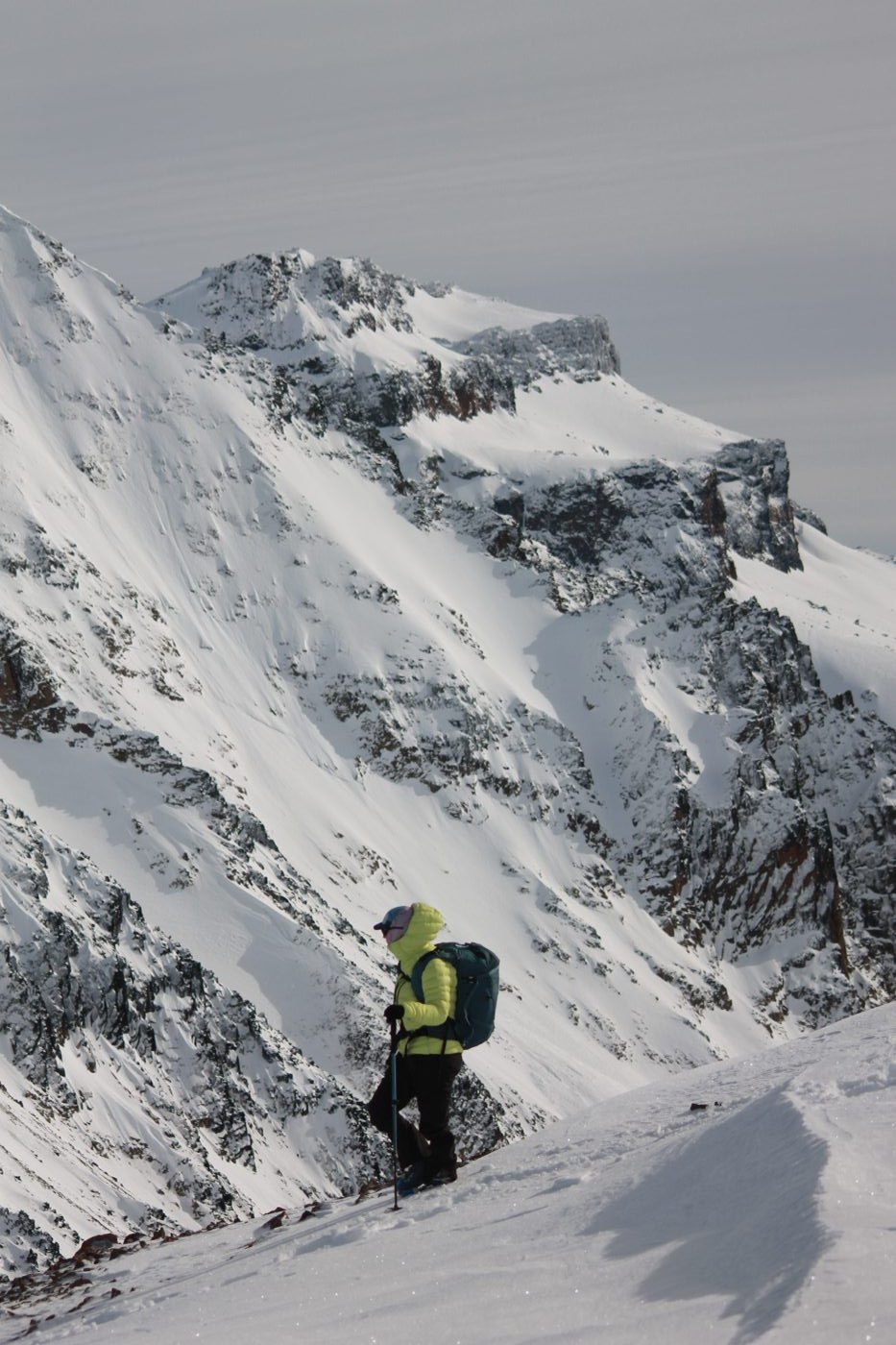 Montañista subiendo una pared nevada